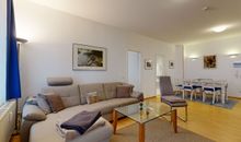 Wohnzimmer, Couch und Esstisch