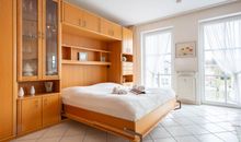 Das Doppelbett im Wohn- und Schlafraum