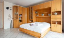Das Doppelbett im Wohn- und Schlafraum