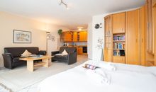 Das Doppelbett im Wohn- und Schlafraum