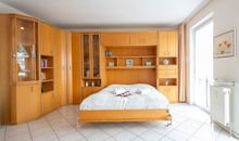 Das Doppelbett im Wohn- und Schlafraum