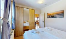 Schlafzimmer mit Kleiderschrank