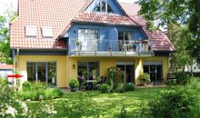 Wohnzimmer mit Balkon und Kamin
