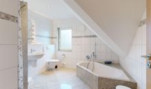 Badezimmer mit Badewanne