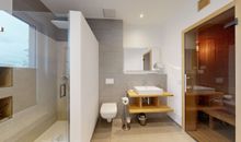 modernes Badezimmer mit Dusche