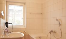 2. Bad mit Badewanne