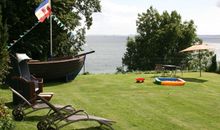 Garten mit Sitzmöbel und Spielboot