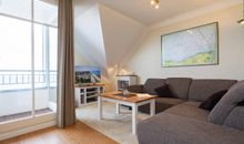 Der gemütliche Wohnbereich mit Zugang zum Balkon und Meeresblick