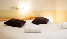 Das erste Schlafzimmer mit Doppelbett