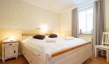 Das erste Schlafzimmer mit Doppelbett