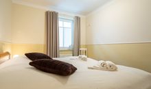 Das erste Schlafzimmer mit Doppelbett