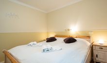 Das erste Schlafzimmer mit Doppelbett