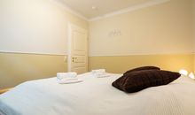 Das erste Schlafzimmer mit Doppelbett