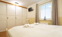 Das zweite Schlafzimmer mit Doppelbett und großem Kleiderschrank