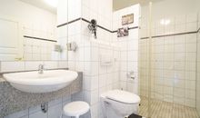 Das erste Bad mit Dusche und WC