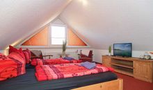 Das erste Schlafzimmer im DG mit zwei Einzelbetten