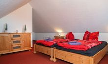Das erste Schlafzimmer im DG mit zwei Einzelbetten