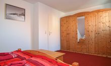 Das zweite Schlafzimmer mit Doppelbett und großem Kleiderschrank