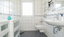 Das Bad mit Dusche und WC