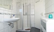 Das Bad mit Dusche und WC