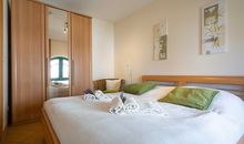 Das 1. Schlafzimmer mit Doppelbett und geräumigen Kleiderschrank