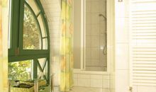 Das Tageslichtbad mit Dusche und WC