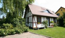 Blick in den Garten und auf die Terrasse