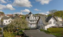 Blick auf die Pensionsanlage mit Vorder- und Hinterhaus