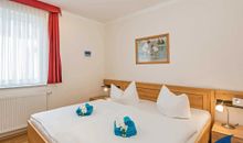 Schlafzimmer mit Doppelbett