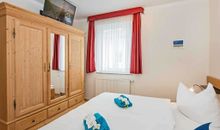 Schlafzimmer mit Doppelbett