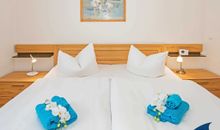 Schlafzimmer mit Doppelbett