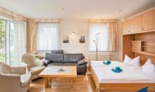 Wohnzimmer mit Schrankbett offen