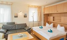 Wohnzimmer mit Schrankbett offen