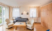 Wohnzimmer mit Schrankbett geschlossen