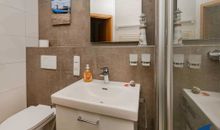 Badezimmer mit Dusche