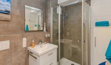 Badezimmer mit Dusche