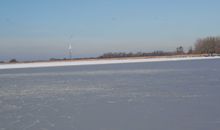 Blick zum Windrad vom Bodden