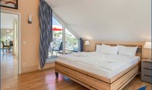 Schlafzimmer mit Doppelbett