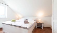 Schlafzimmer 1 im OG mit Doppelbett und Platz für ein Babbybett