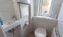 kleines WC und Waschbecken im EG