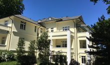 Eingang und Parkplätze