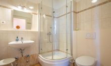 Das Bad mit Dusche und WC