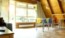 Wohnzimmer mit Essecke und Terrasse im Nurdachhaus