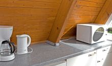 Küchenzeile mit Kaffeemaschine im Nurdachhaus
