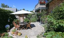 bestuhlte Terrasse mit Sonnenschirm