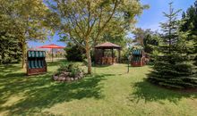 Garten mit Strandkörben und Pavillon