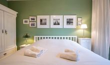Das erste Schlafzimmer mit Doppelbett
