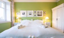 Das zweite Schlafzimmer mit Doppelbett und Kleiderschrank