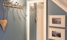 Die liebevoll eingerichtete Garderobe unter der Treppe