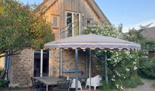 Historisches Reetdachhaus mit Bauwagen und großem Obstgarten
